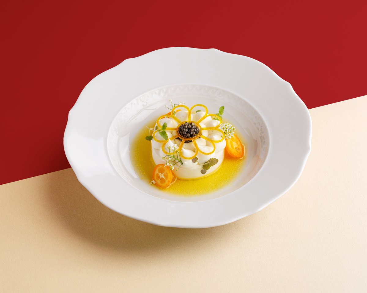 Кокосовая панна-котта с манго, кумкватом и черной икрой