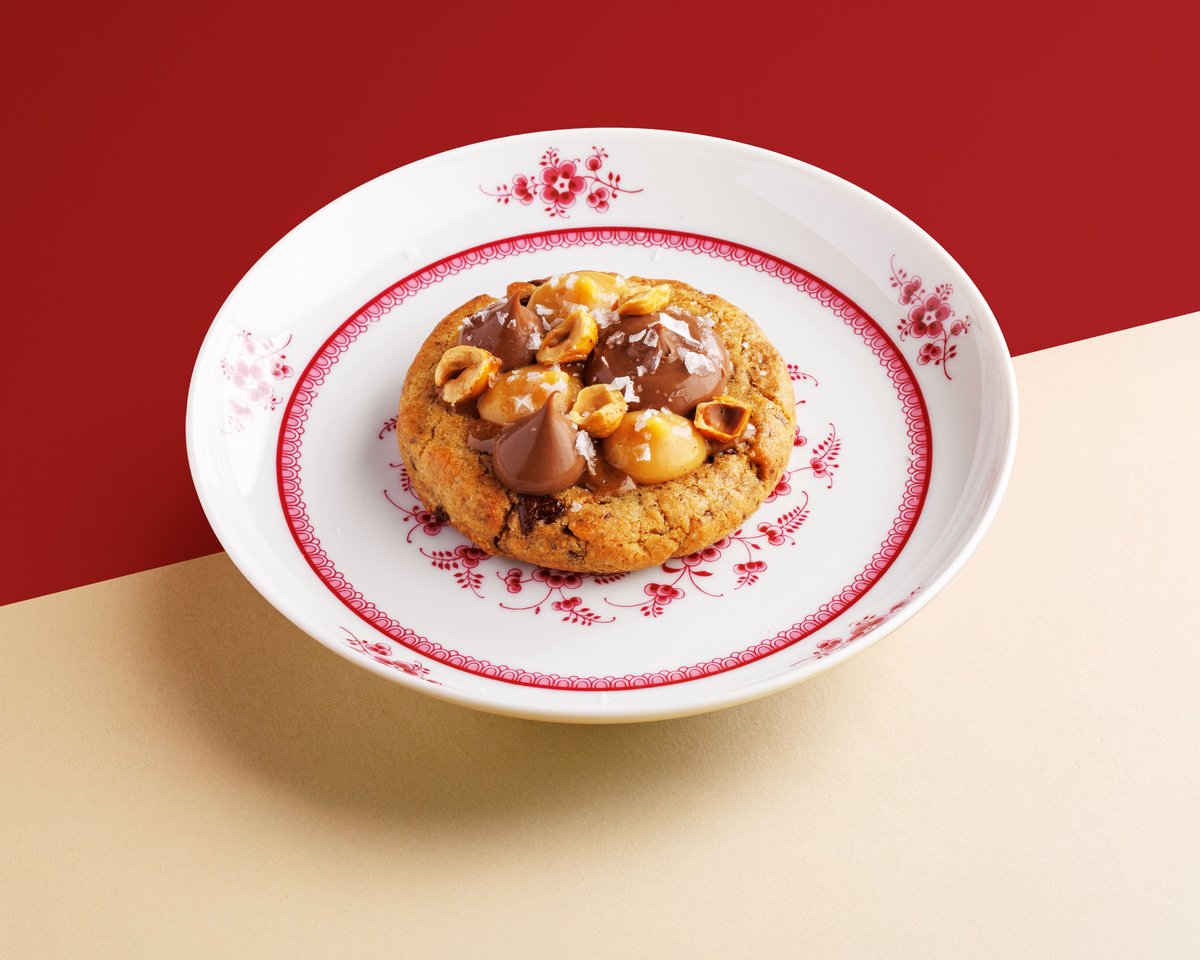 Печенье с шоколадом, орехами и карамелью