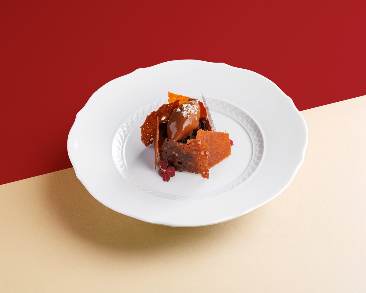 Шоколадный десерт с черносливом и беконом