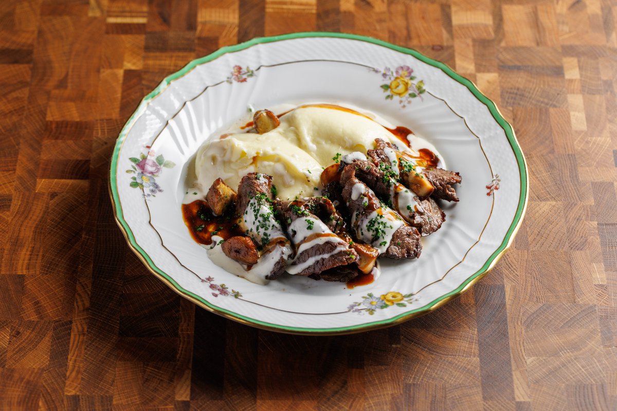 Ростбиф с белыми грибами и картофельным пюре