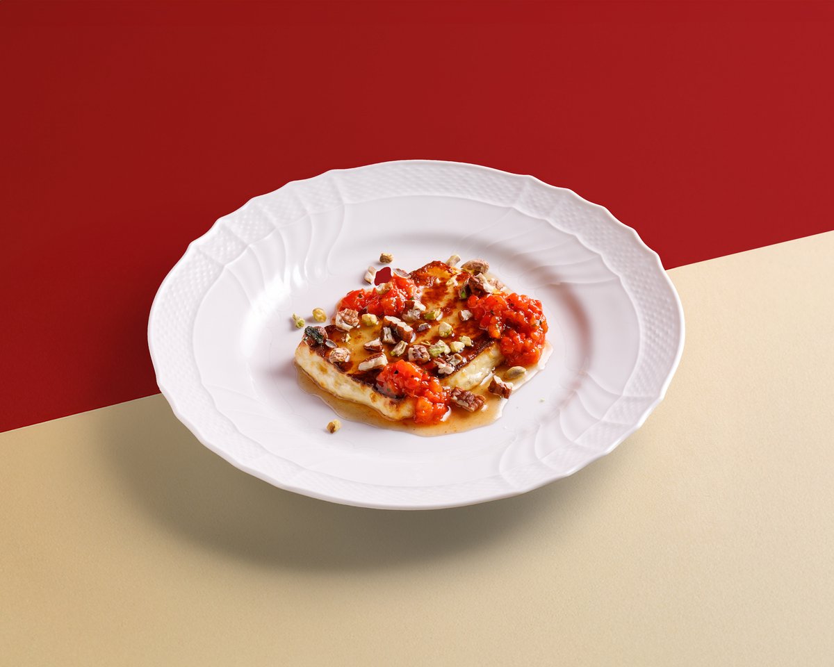 Жареный халуми с пеканом и соусом из тамаринда