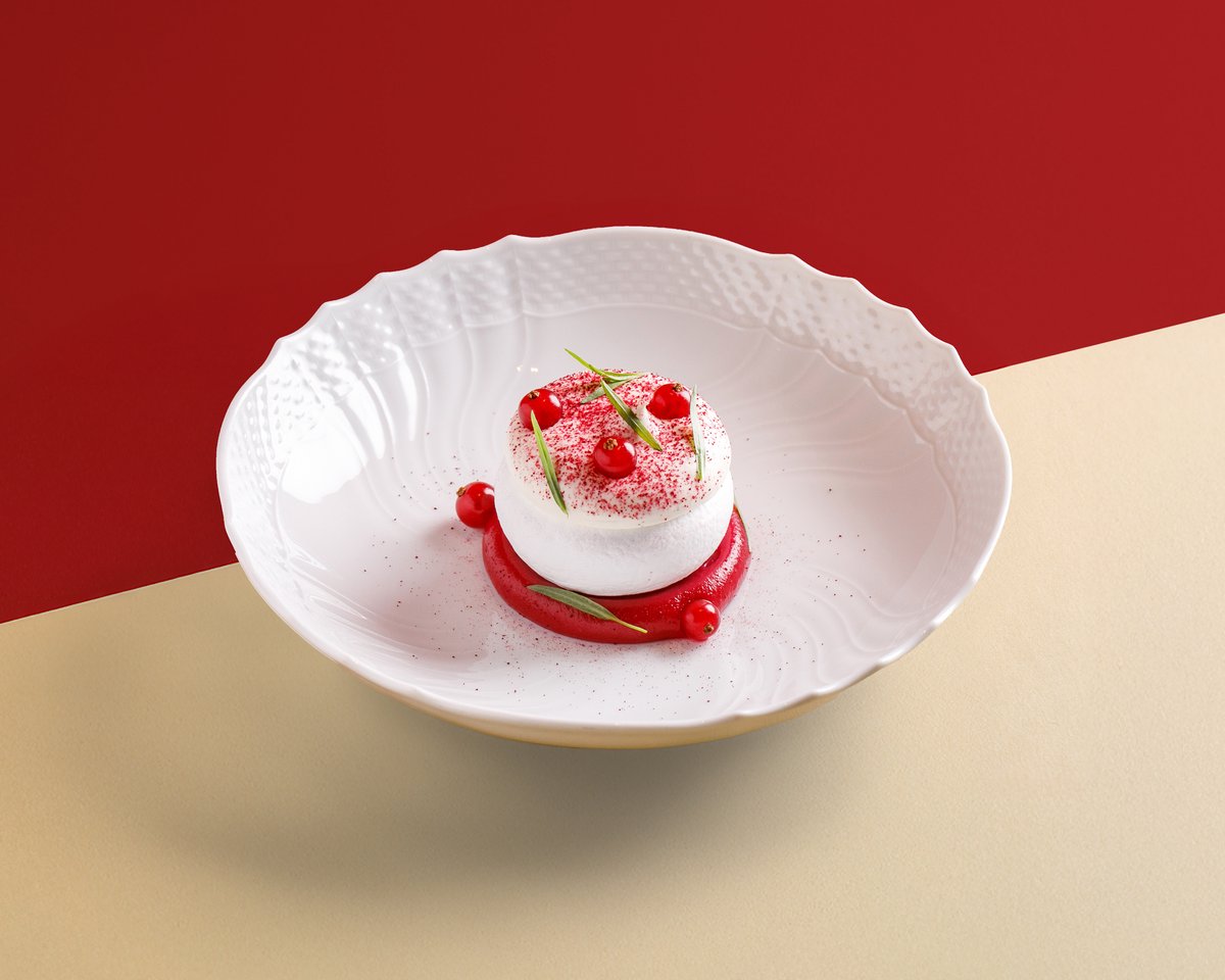 Павлова с печеными яблоками и красной смородиной