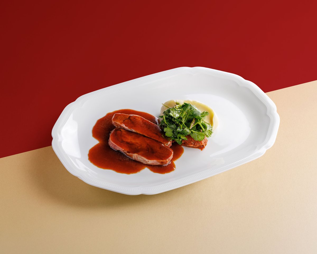 Томленая лопатка ягненка с ромеско и травами