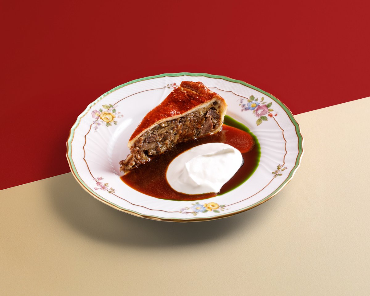 Пирог с копченой щекой и сметаной