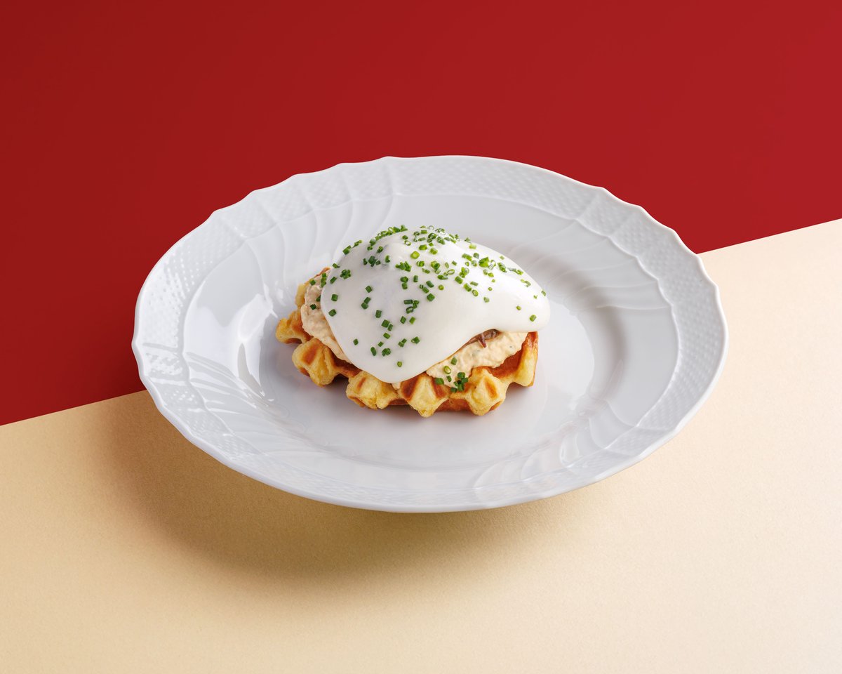 Картофельная вафля с копченым ребром и пармезаном