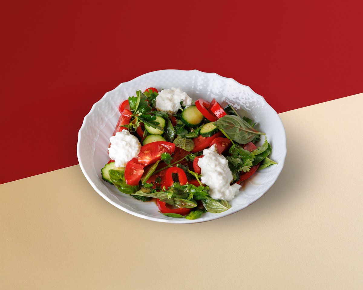 Салат из овощей и молодого сыра