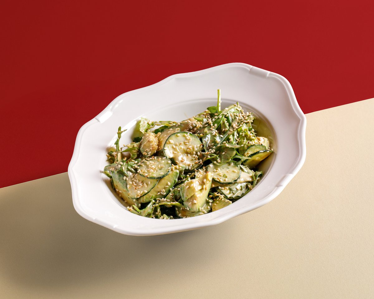 Зеленый салат с кунжутным соусом