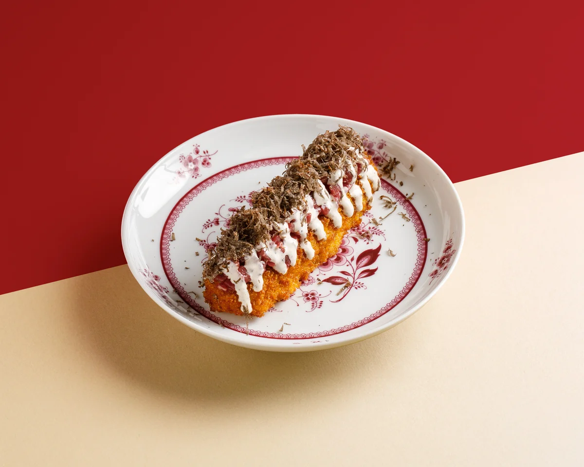 Сырный крокет с тартаром из мраморной говядины и черным трюфелем