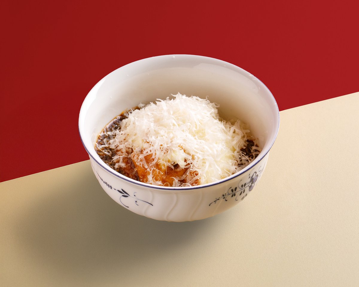 Картофельное пюре с мясным соусом и жареным луком