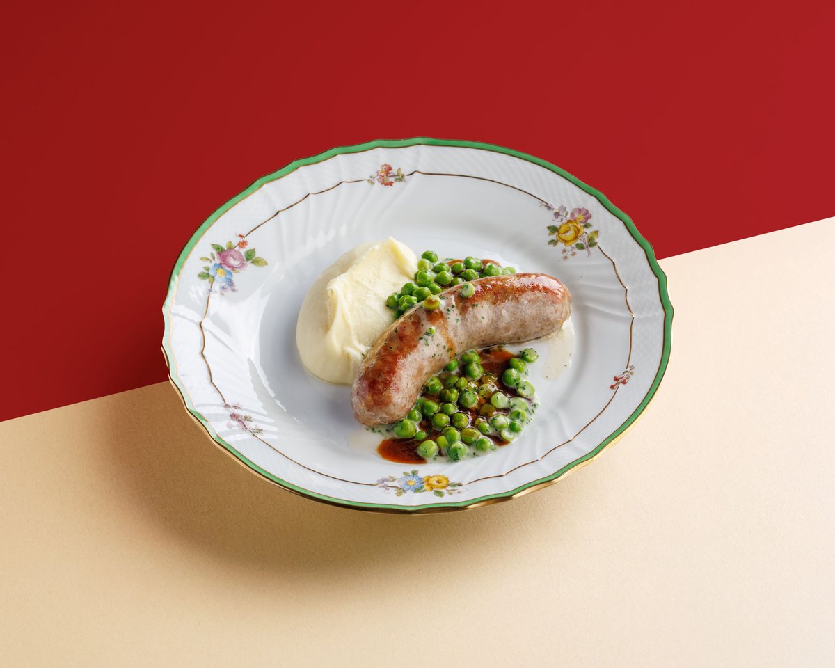 Колбаска с зеленым горохом и картофельным пюре