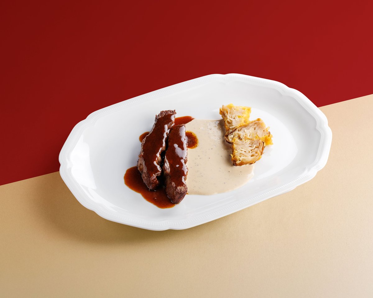 Говяжье ребро с хрустящей капустой и горчичным соусом