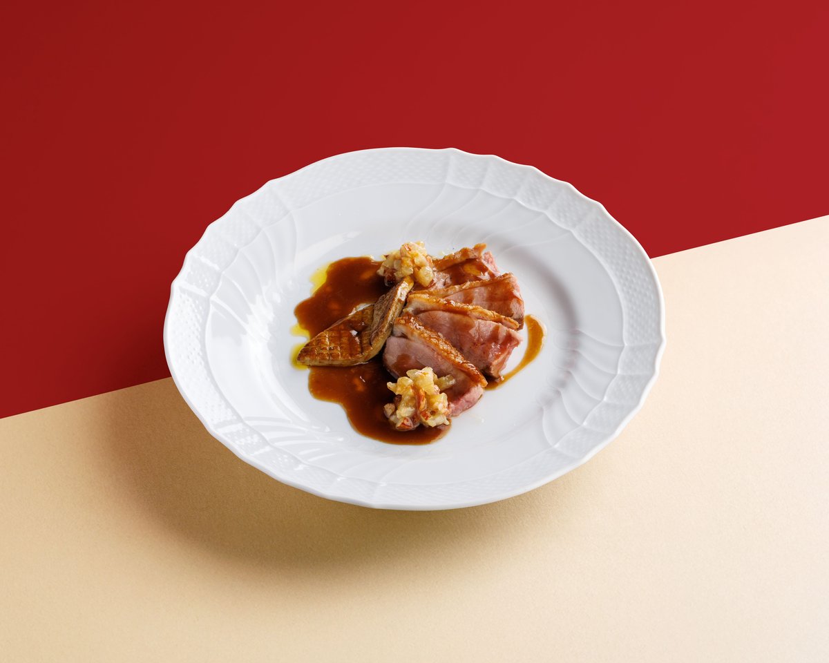 Утиная грудка с фуа-гра и цукатами из миндаля