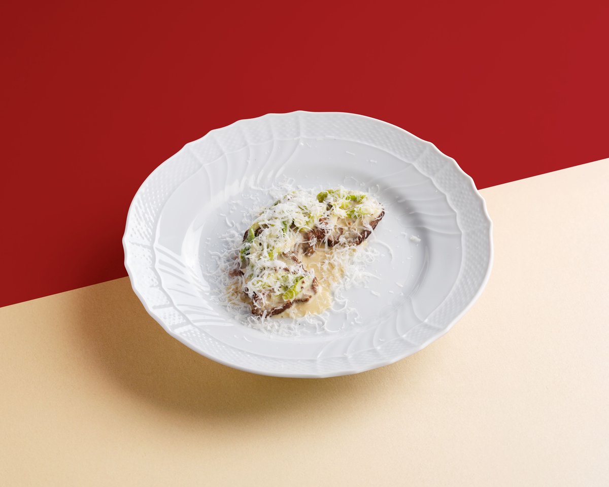 Тальятта из мраморной говядины со спаржей и пекорино