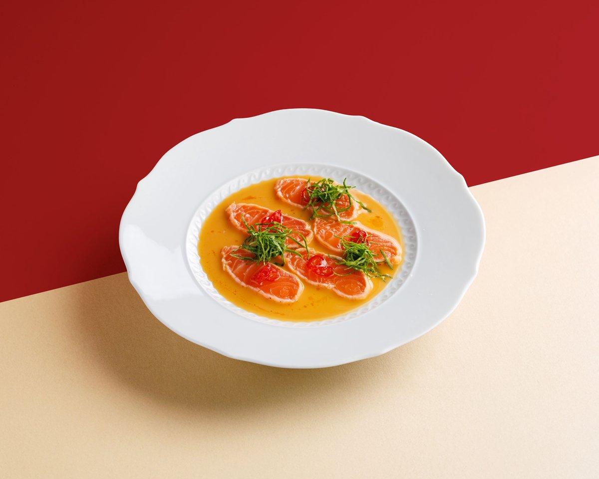 Обожженный лосось с соусом тайгер милк