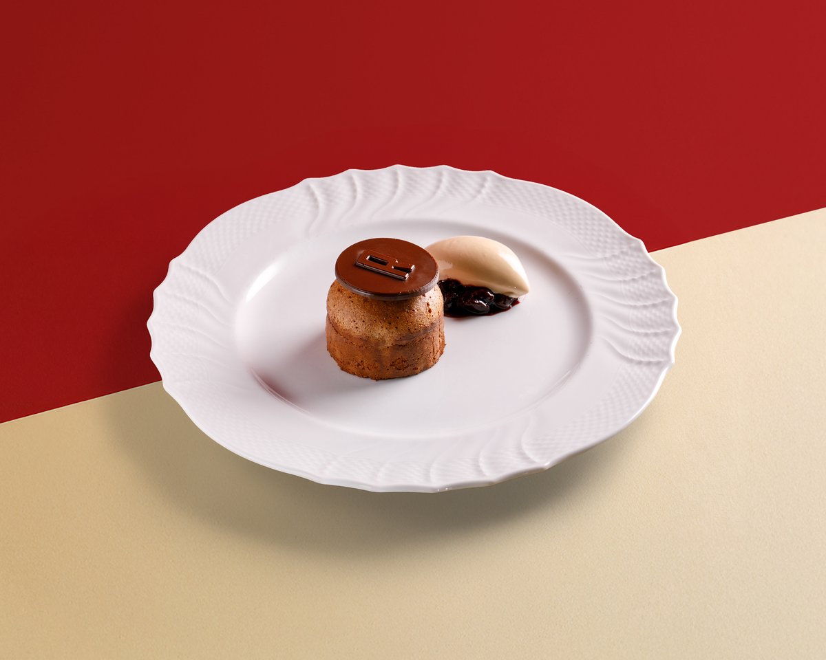 Карамельный фондан с вяленой вишней