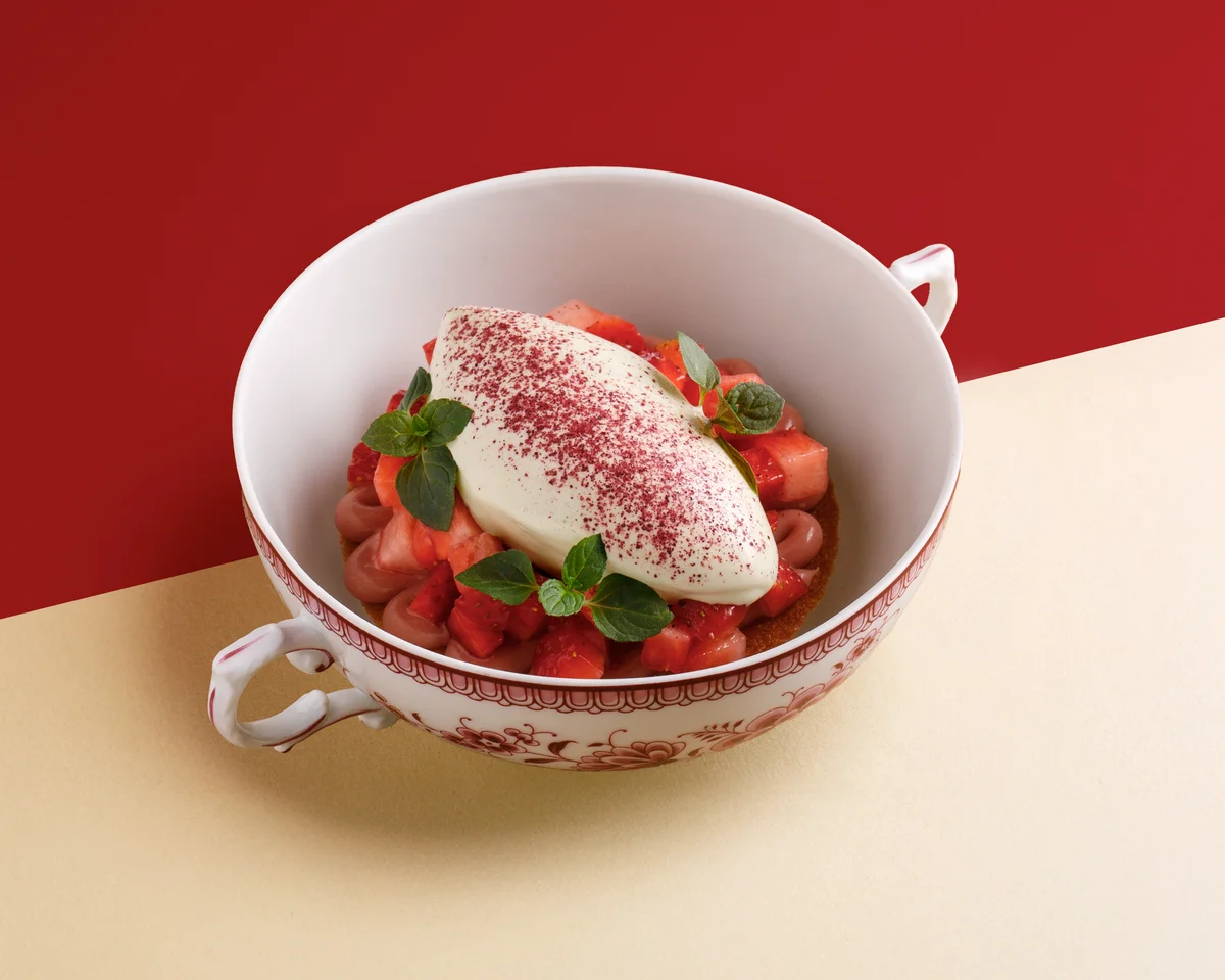 Клубника с мороженым из трав